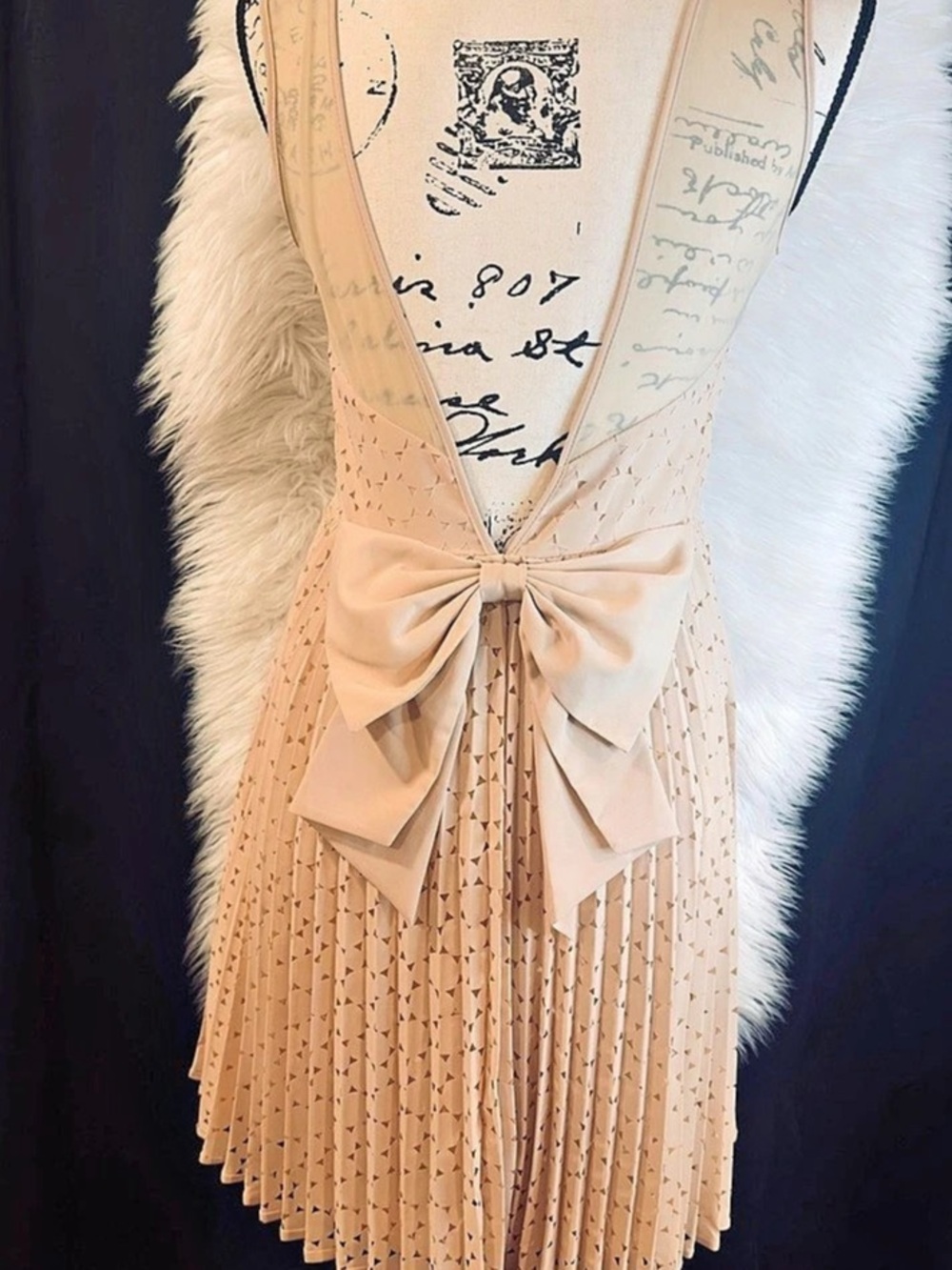 🎀 LABEL BY FIVE TWELVE Peach Blush Bow Pleated Mini Dress – Size 4